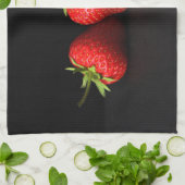 Drie aardbeien op zwart ktcna theedoek (Gevouwen)