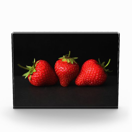 Drie aardbeien op zwart pbcnm fotoblokken (Voorkant)