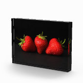 Drie aardbeien op zwart pbcnm fotoblokken (Rechts)