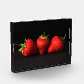 Drie aardbeien op zwart pbcnm fotoblokken (Links)