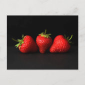 Drie aardbeien op zwart PCNM Briefkaart (Voorkant)
