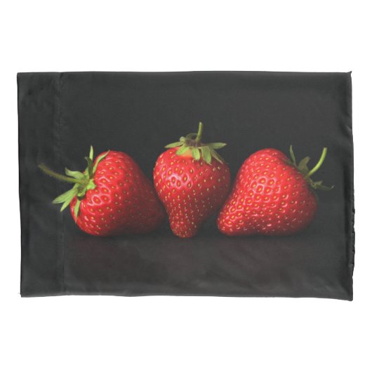 Drie aardbeien op zwart PCNM Kussensloop (Voorkant)