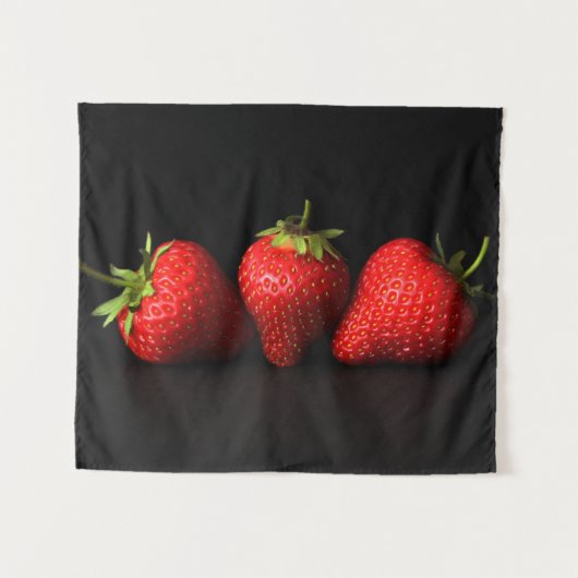 Drie aardbeien op zwart wtcna wandkleed (Voorkant (horizontaal))