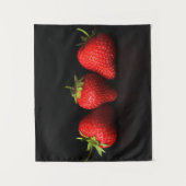 Drie aardbeien op zwart wtcnm wandkleed (Voorkant)