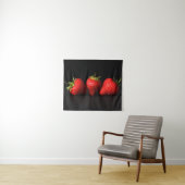 Drie aardbeien op zwart wtcnm wandkleed (In Situ (horizontaal))