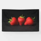 Drie aardbeien op zwarte brancna spandoek (Horizontaal)