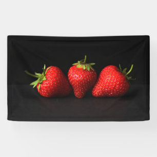 Drie aardbeien op zwarte brancna spandoek