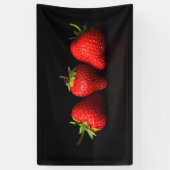Drie aardbeien op zwarte brancna spandoek (Verticaal)