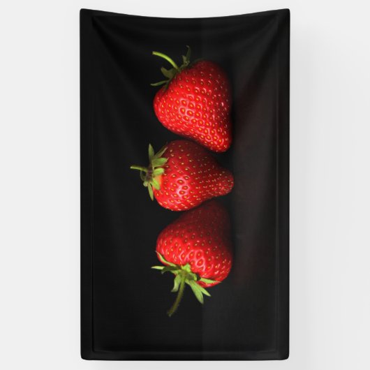 Drie aardbeien op zwarte brancna spandoek (Verticaal)