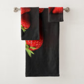 Drie aardbeien op zwarte BTCNA Bad Handdoek (Insitu)