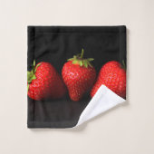 Drie aardbeien op zwarte BTCNA Bad Handdoek (Wasdoekje)