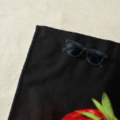 Drie aardbeien op zwarte BTCNA Strandlaken (In situ)