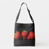 Drie aardbeien op zwarte cbbcna crossbody tas (Achterkant)