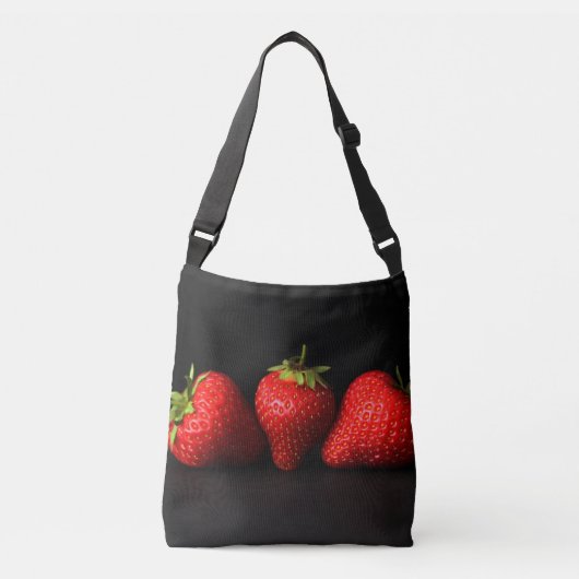 Drie aardbeien op zwarte CBCNM Crossbody Tas (Voorkant)
