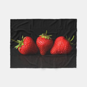 Drie aardbeien op zwarte FBA Fleece Deken