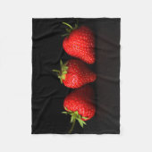 Drie aardbeien op zwarte FBA Fleece Deken (Voorkant)