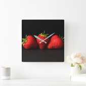 Drie aardbeien op zwarte (H) wandklok (Huis)