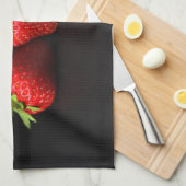 Drie aardbeien op zwarte ktm theedoek (Quarter Fold)