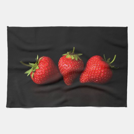Drie aardbeien op zwarte ktm theedoek (Horizontaal)