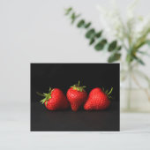 Drie aardbeien op zwarte pccna briefkaart (Staand voorkant)
