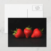 Drie aardbeien op zwarte pccna briefkaart (Voorkant / Achterkant)