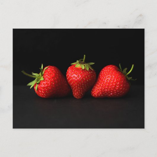 Drie aardbeien op zwarte pccna briefkaart (Voorkant)