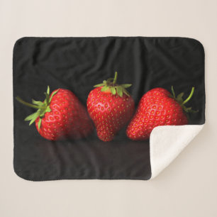 Drie aardbeien op zwarte sbcn sherpa deken