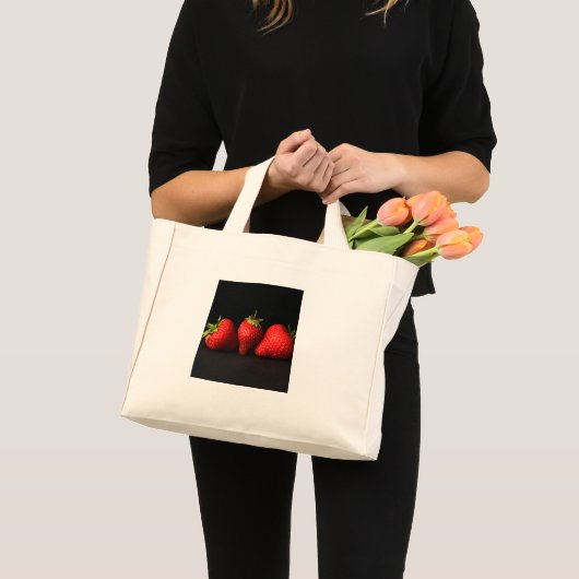 Drie aardbeien op zwarte TTCNA Mini Tote Bag (Voorkant (product))