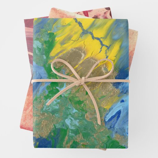 Drie abstracte acrylschilderijen inpakpapier vel (In situ)