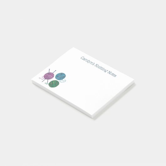 Drie ballen van garen, breinaalden, jouw naam post-it® notes (Schuin)