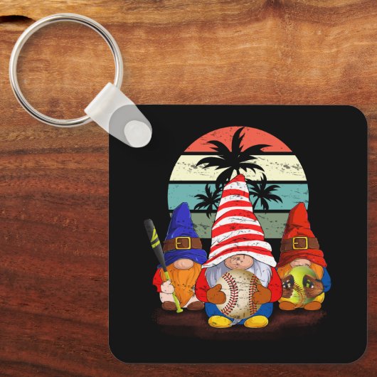 Drie Baseball Gnomen Softball Gnome Grappige Sport Sleutelhanger (Voorkant)