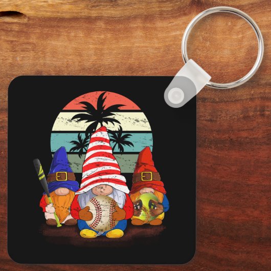 Drie Baseball Gnomen Softball Gnome Grappige Sport Sleutelhanger (Achterkant)