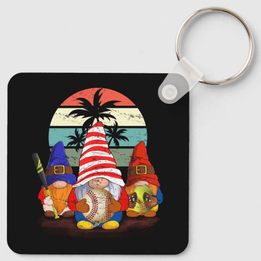 Drie Baseball Gnomen Softball Gnome Grappige Sport Sleutelhanger (Achterkant)