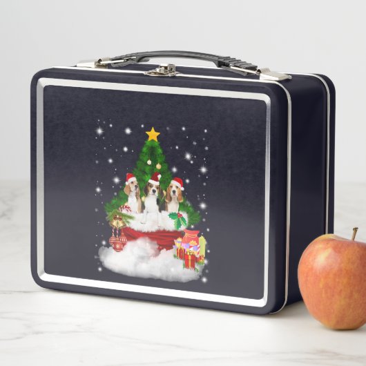 Drie beagles kerstmis met kerstboom (In situ)