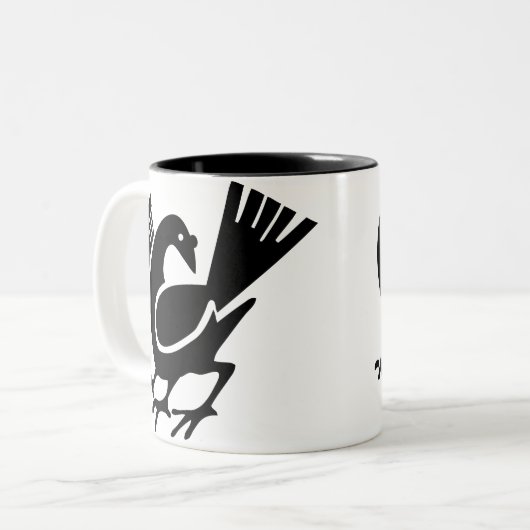 Drie bedekte rij tweekleurige koffiemok (Voorkant links)