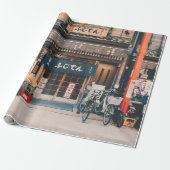 DRIE BICYCLES DIE VOOR DE BOUW WORDEN GEDEELD CADEAUPAPIER (Uitgerold)