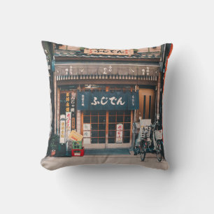 DRIE BICYCLES DIE VOOR DE BOUW WORDEN GEDEELD KUSSEN