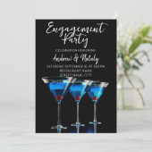 Drie blauwe cocktails met kers op zwart kaart (Staand voorkant)