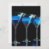 Drie blauwe cocktails met kers op zwart kaart (Achterkant)