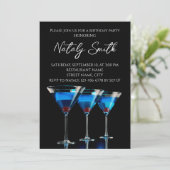 Drie blauwe cocktails met kers op zwart kaart (Staand voorkant)