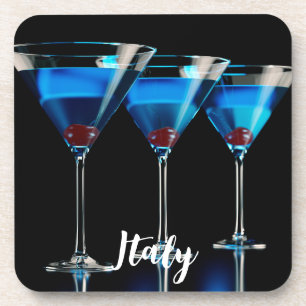 Drie blauwe cocktails met kersen op zwart bier onderzetter