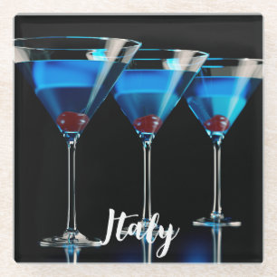Drie blauwe cocktails met kersen op zwart glazen onderzetter