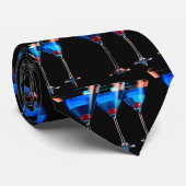 Drie blauwe cocktails met kersen op zwart grappig stropdas (Opgerold)