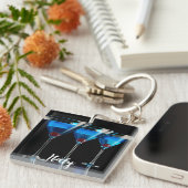 Drie blauwe cocktails met kersen op zwart sleutelhanger (Voorkant Rechts)