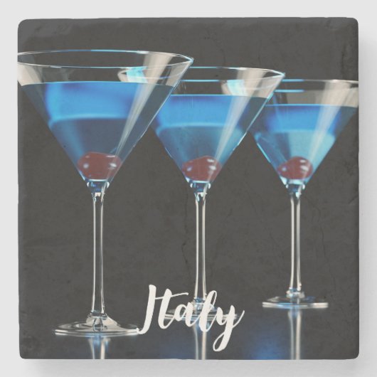 Drie blauwe cocktails met kersen op zwart stenen onderzetter (Voorkant)