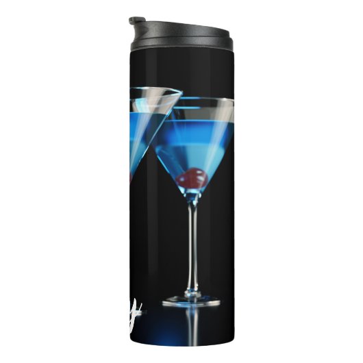 Drie blauwe cocktails met kersen op zwart thermosbeker (Geroteerd rechts)