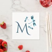 Drie blauwe libellen bevestigen het Monogram Servet (Insitu)