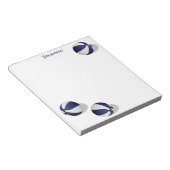 Drie blauwe witte basketballen gepersonaliseerd notitieblok (Schuin)