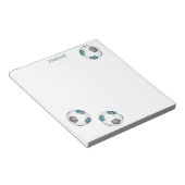 Drie blauwgroen grijze voetballen gepersonaliseerd notitieblok (Schuin)