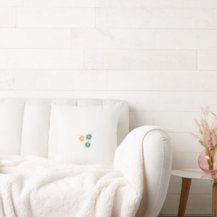 Drie bloemetjes met groene en oranje bloemblaadjes kussen